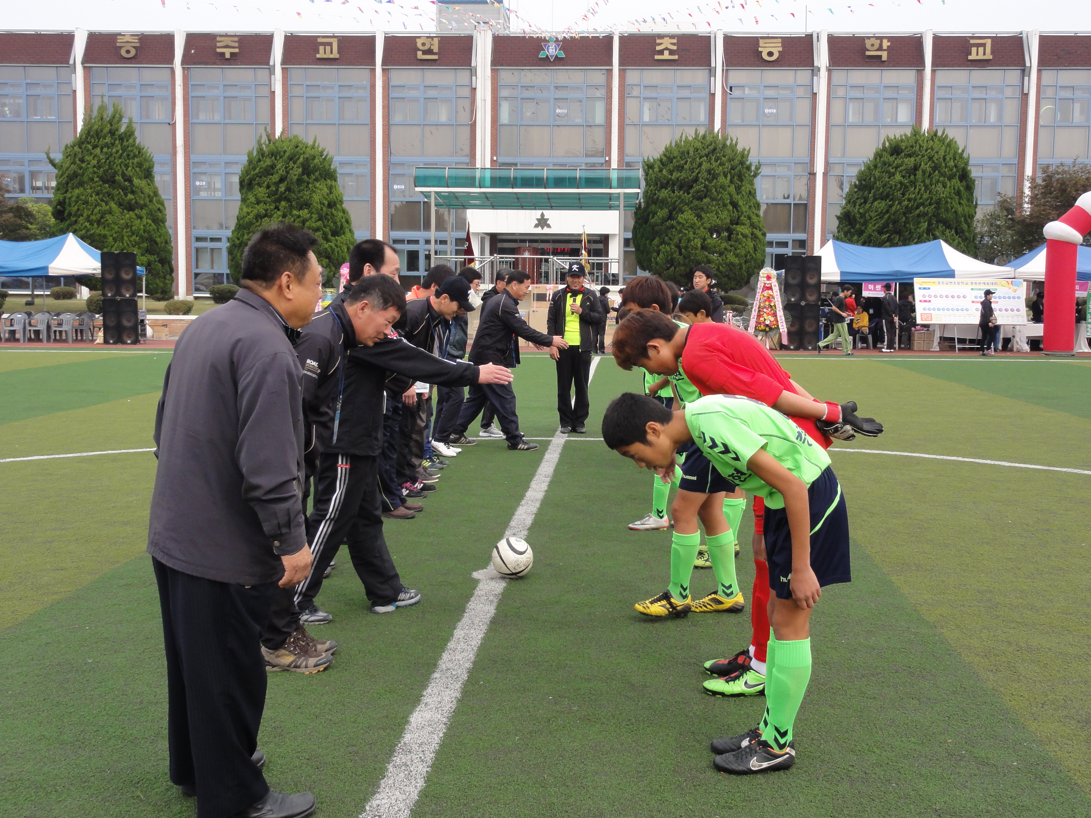 본교 동문 선배님들과 현 축구부 후배들과의 축구시합