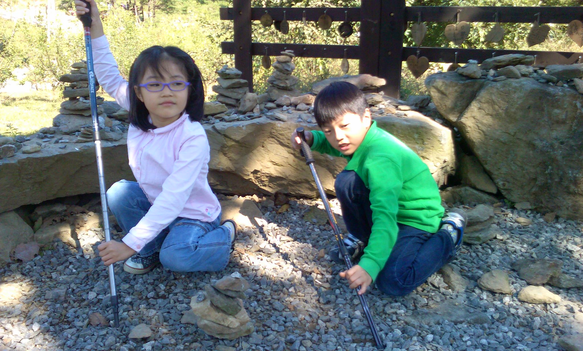 많은 사람들이 소망을 걸고 돌탑을 쌓아놓았어요. 