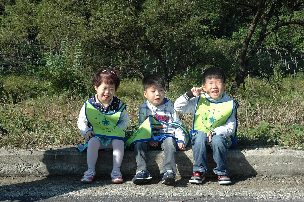 잠시 휴식을 하는 귀염둥이 초등학교 1학년 학생들 모습입니다.