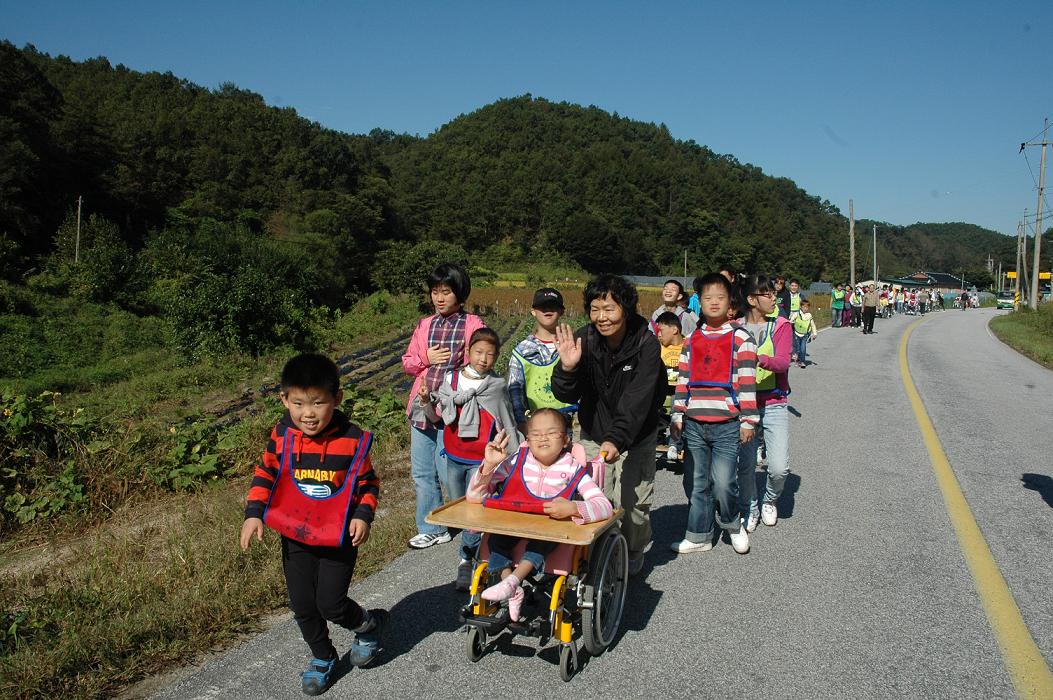 힘차게 걷는 초등학교 2학년 학생들 모습입니다.