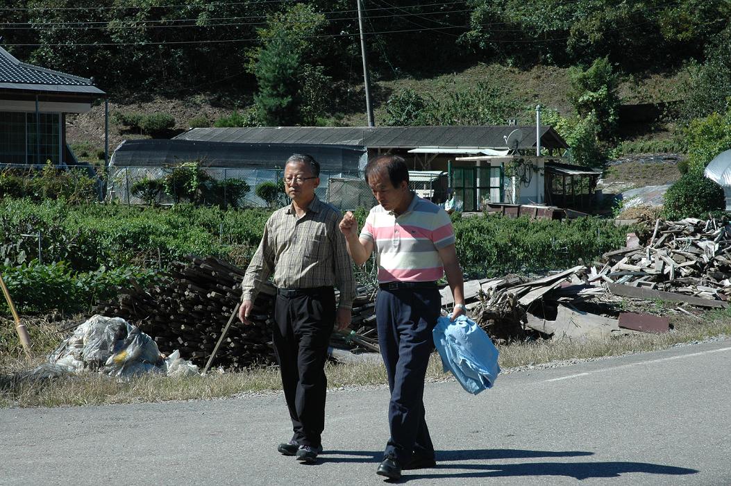 함께 참여하신 교장, 교감선생님의 모습입니다.