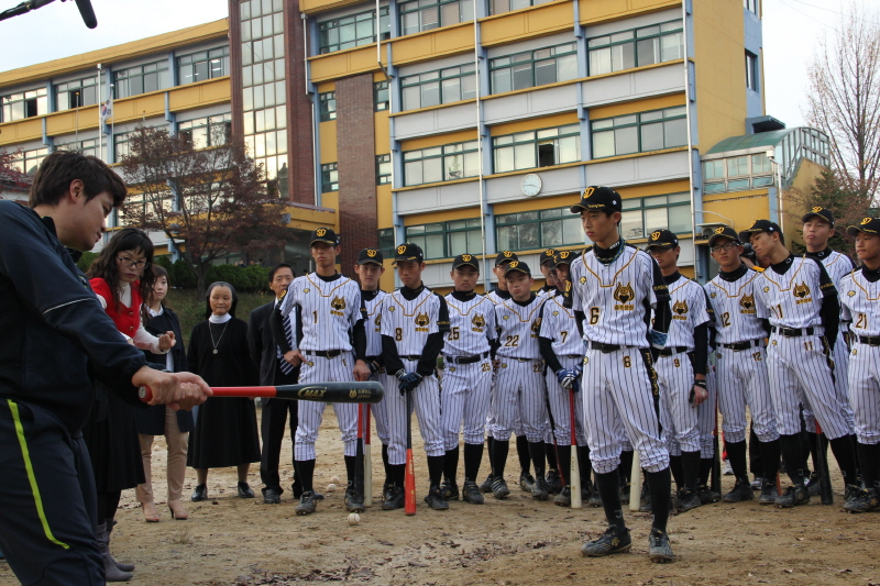 운동장에서 야구 지도 모습