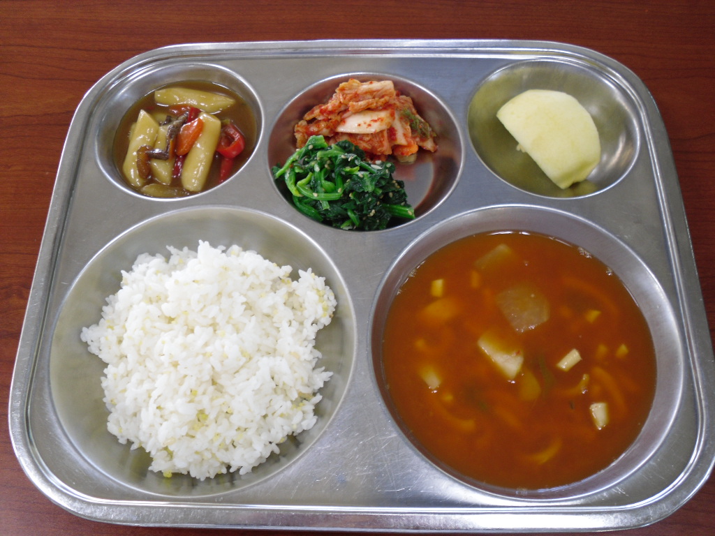 기장밥,오징어찌개,궁중떡볶이,시금치나물,배추김치,사과