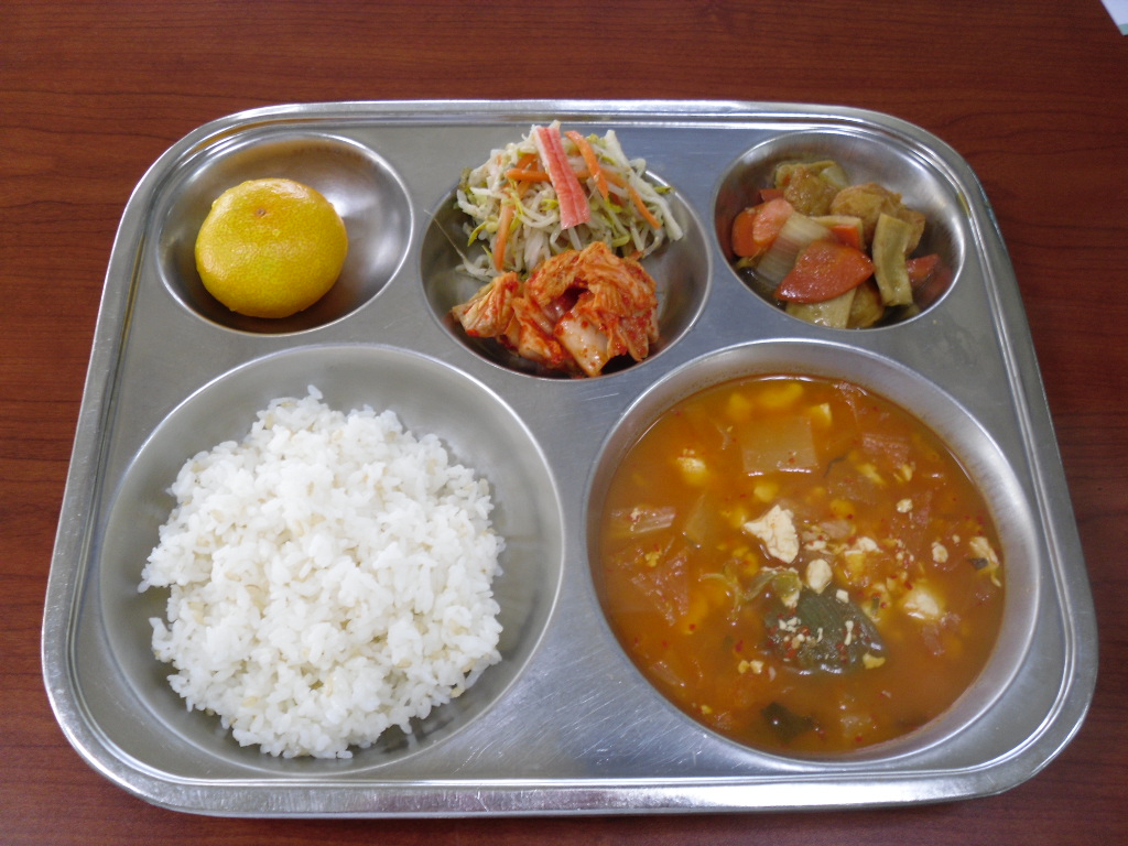 발아현미밥,순두부찌개,어묵야채볶음,숙주맛살무침,배추김치,귤