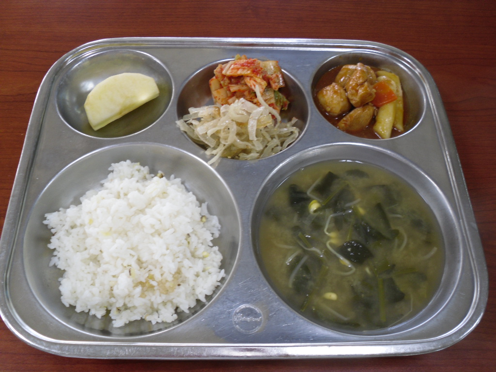 녹두찹쌀밥,콩나물시금치된장국,바베큐맛닭볶음,명엽채볶음,배추김치,사과