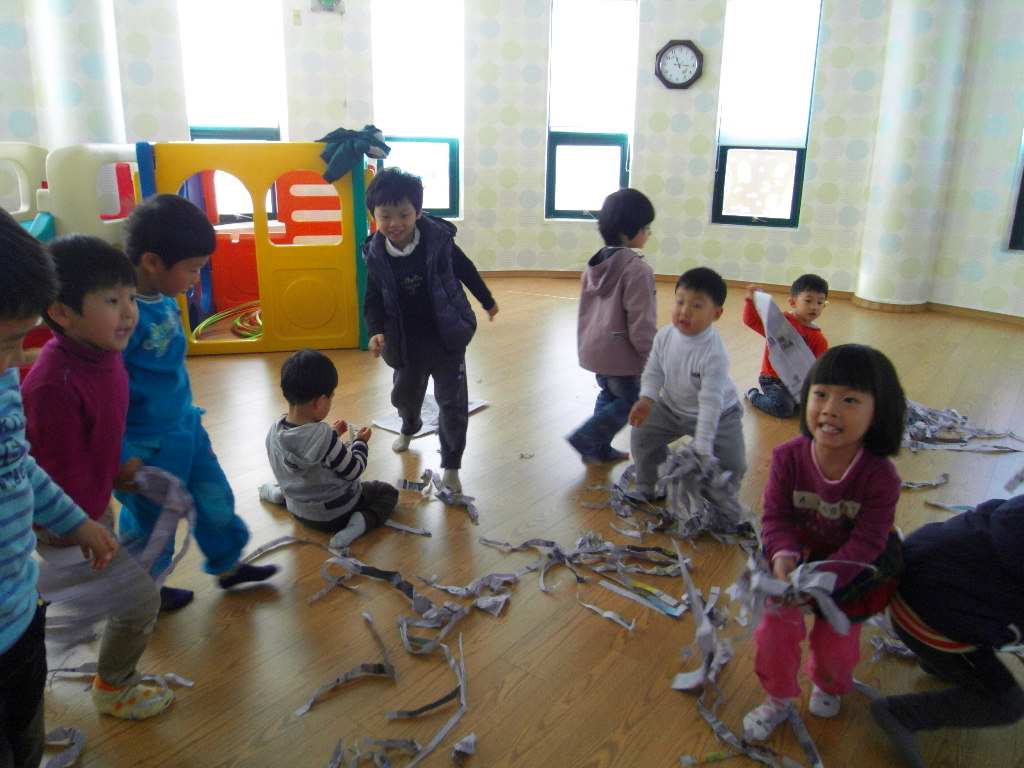 신문을 결대로 누가 길게 찢는지 시합했어요