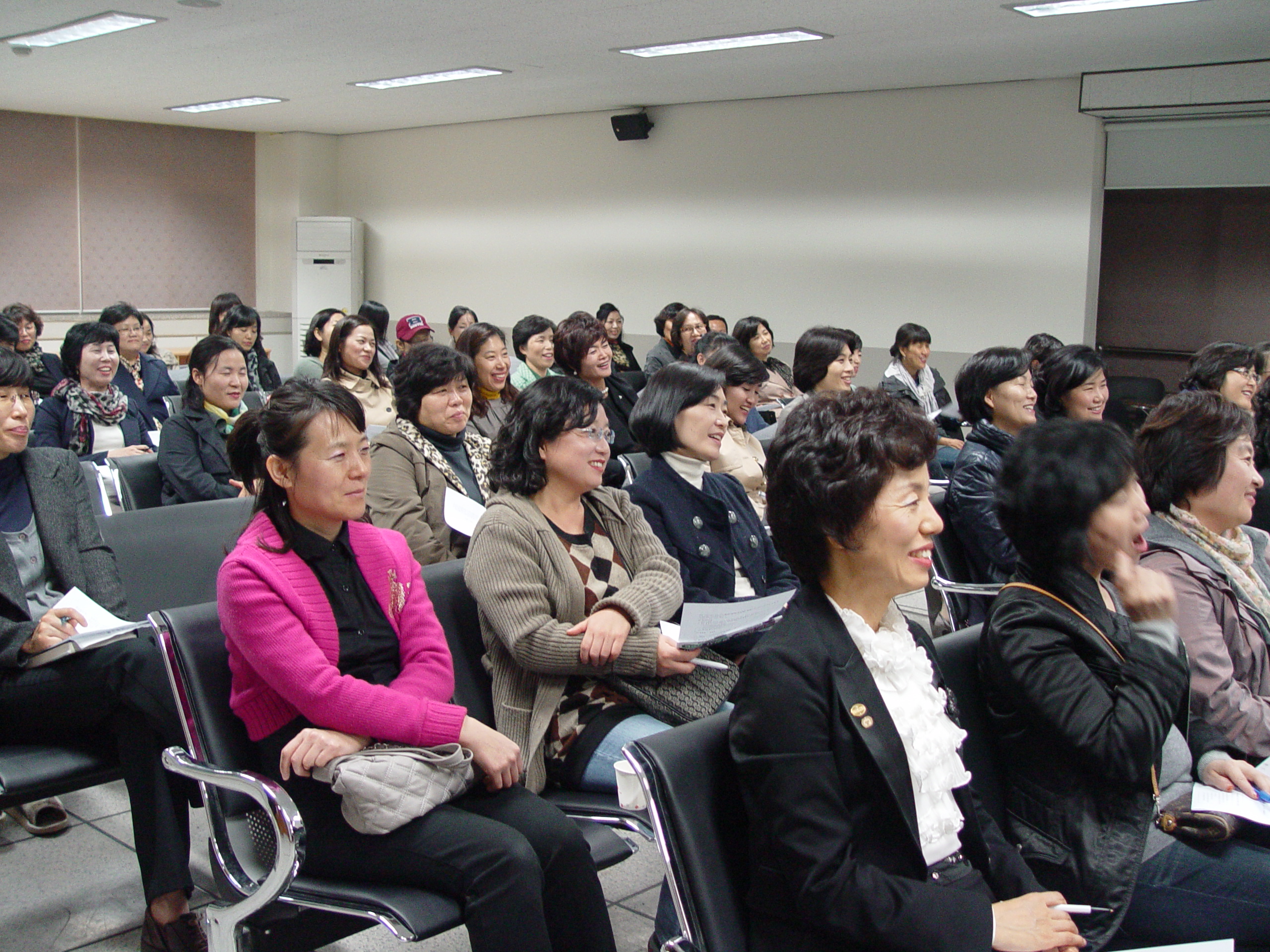 입학사정관제에 대한 강의를 듣고 있는 학부모님들