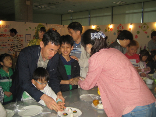 본교 학생들의 학술제 체험 장면입니다.