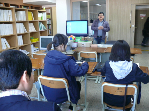 김동성 선생님의 연구 수업장면입니다.