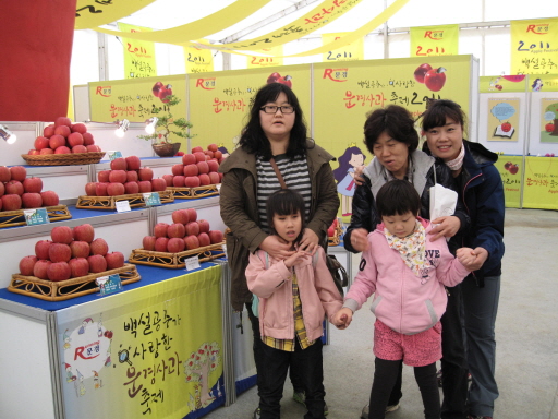 사과축제 현장에서 선생님들과 초등부 2학년 학생들이 사진찍는 장면입니다.