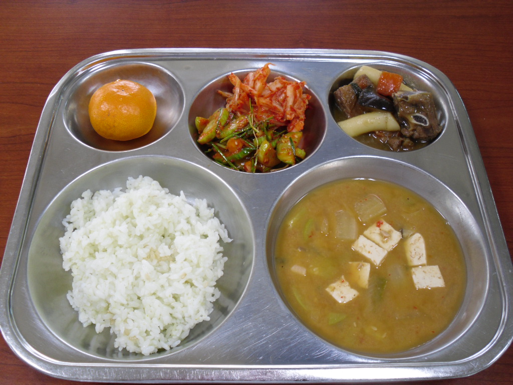 클로렐라쌀밥,청국장찌개,돼지갈비찜,오이달래무침,배추김치,귤