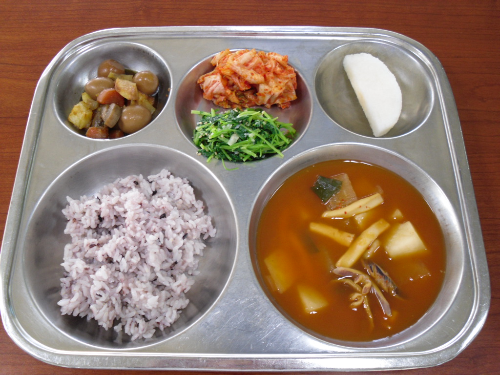 흑미밥,오징어찌개,메추리알양송이조림,참나물무침,배추김치,배