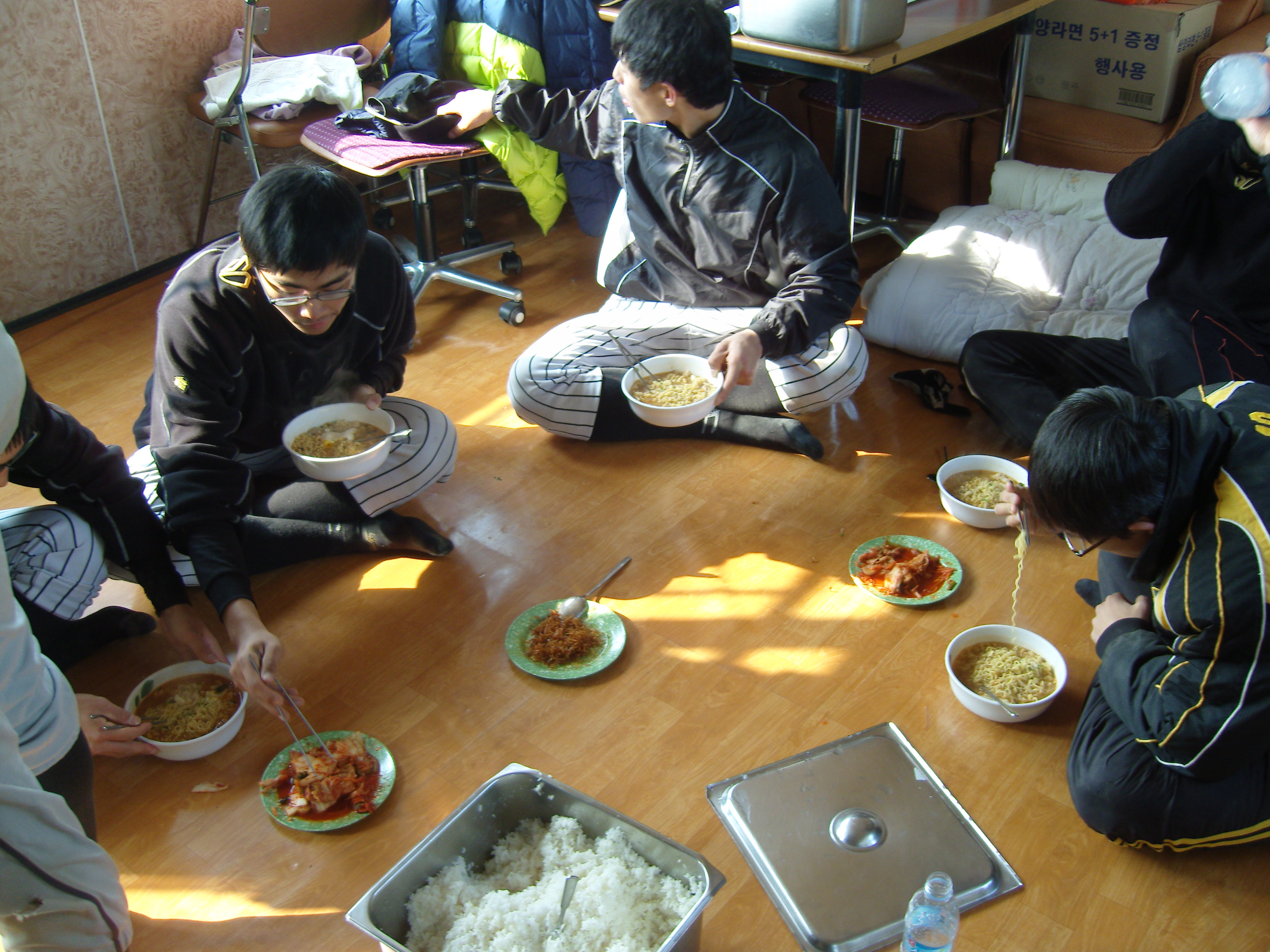 곰국에 라면 끓여 먹는 모습 (점심 식사)