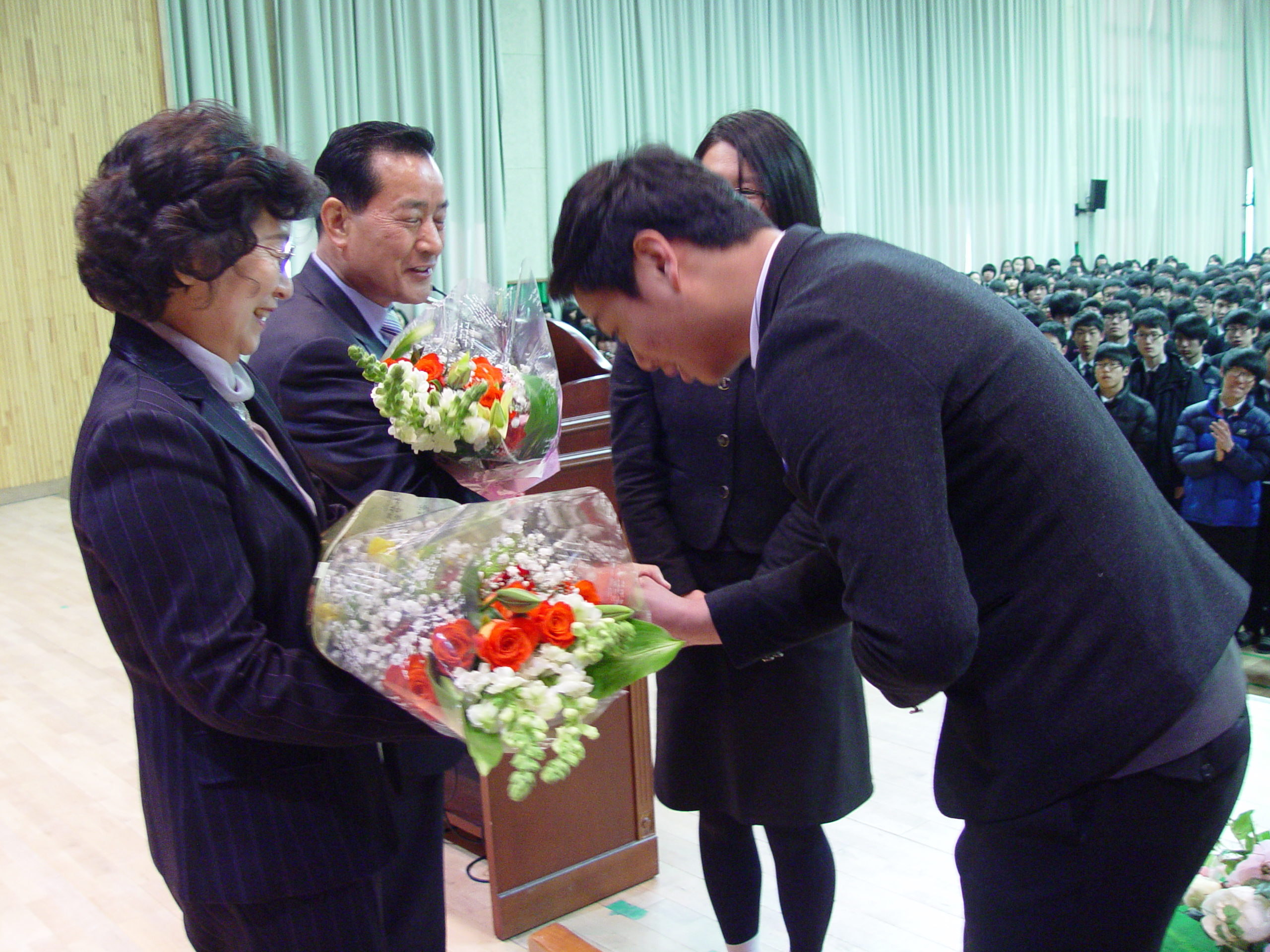 학생회장 부회장으로 부터 꽃다발을 받는 장면