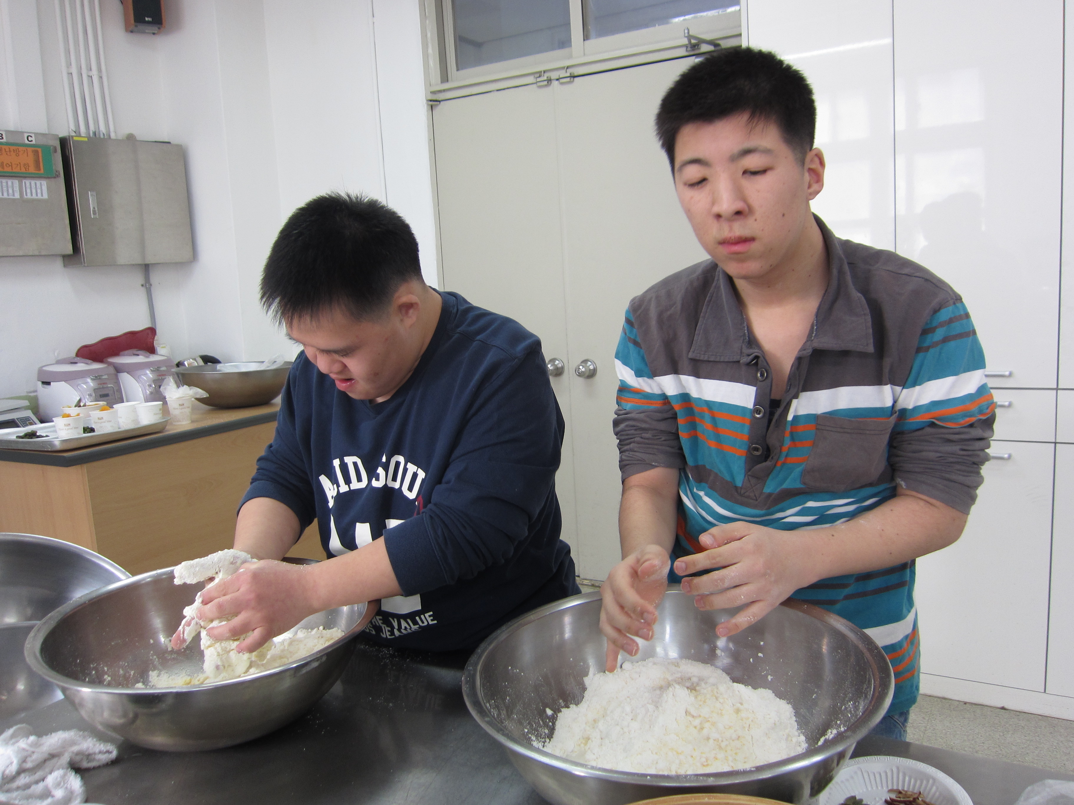 몸에도 좋고 맛도좋은 약초로 떡을 만들어요~!!