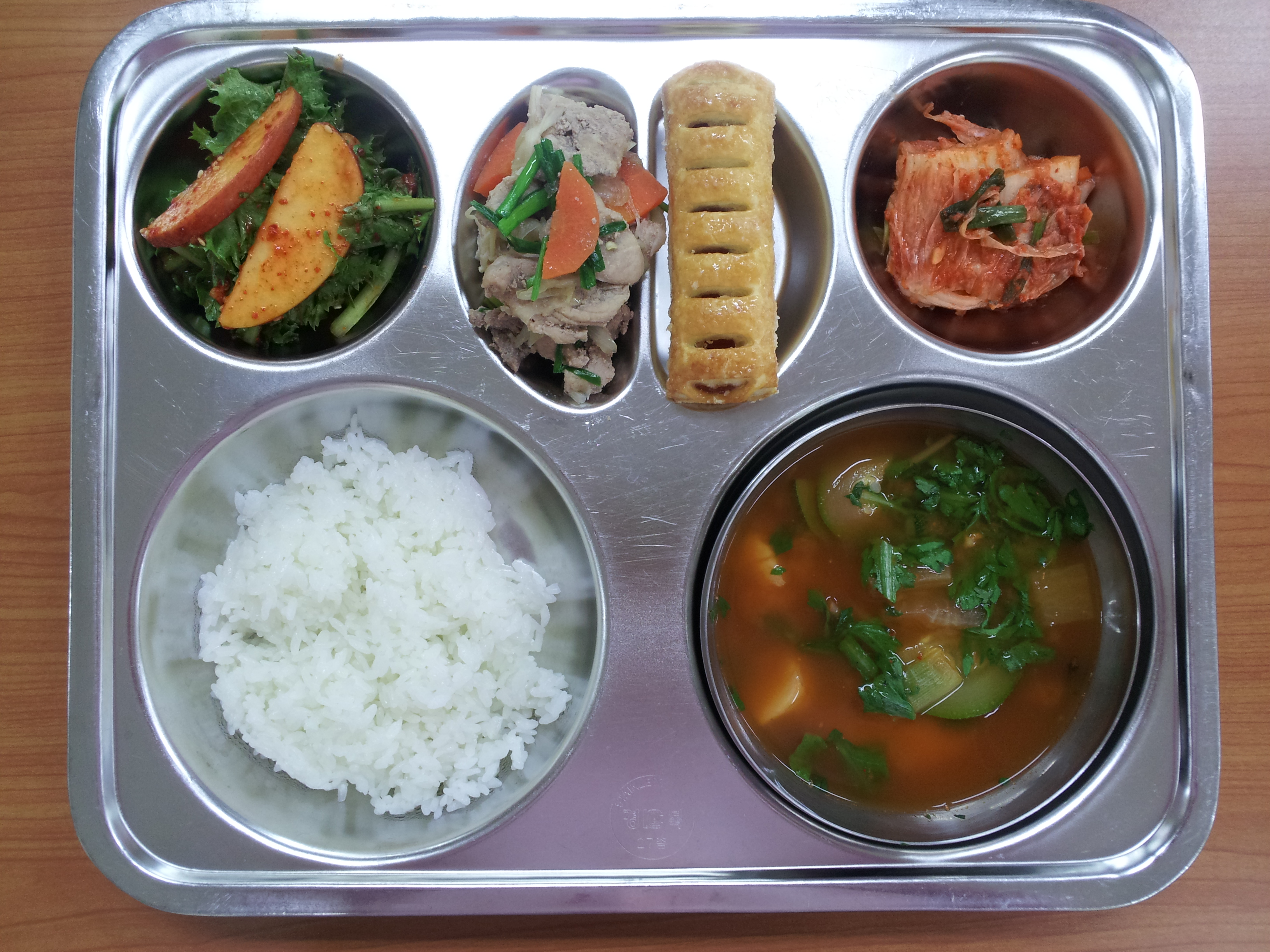 흰쌀밥, 동태매운탕, 돈육간장불고기,치커리사과냉채, 딸기잼쿠키, 김치 