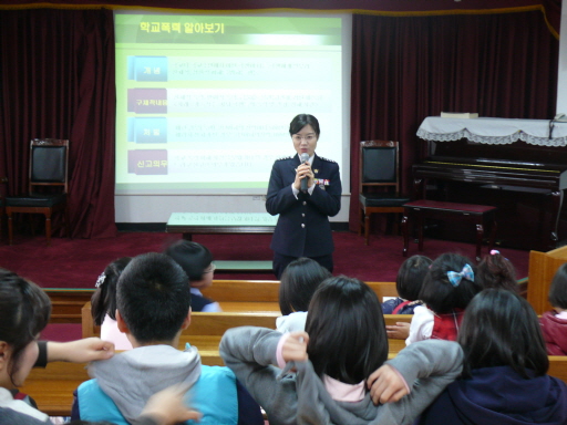 강사님이 강의하시는 모습입니다.