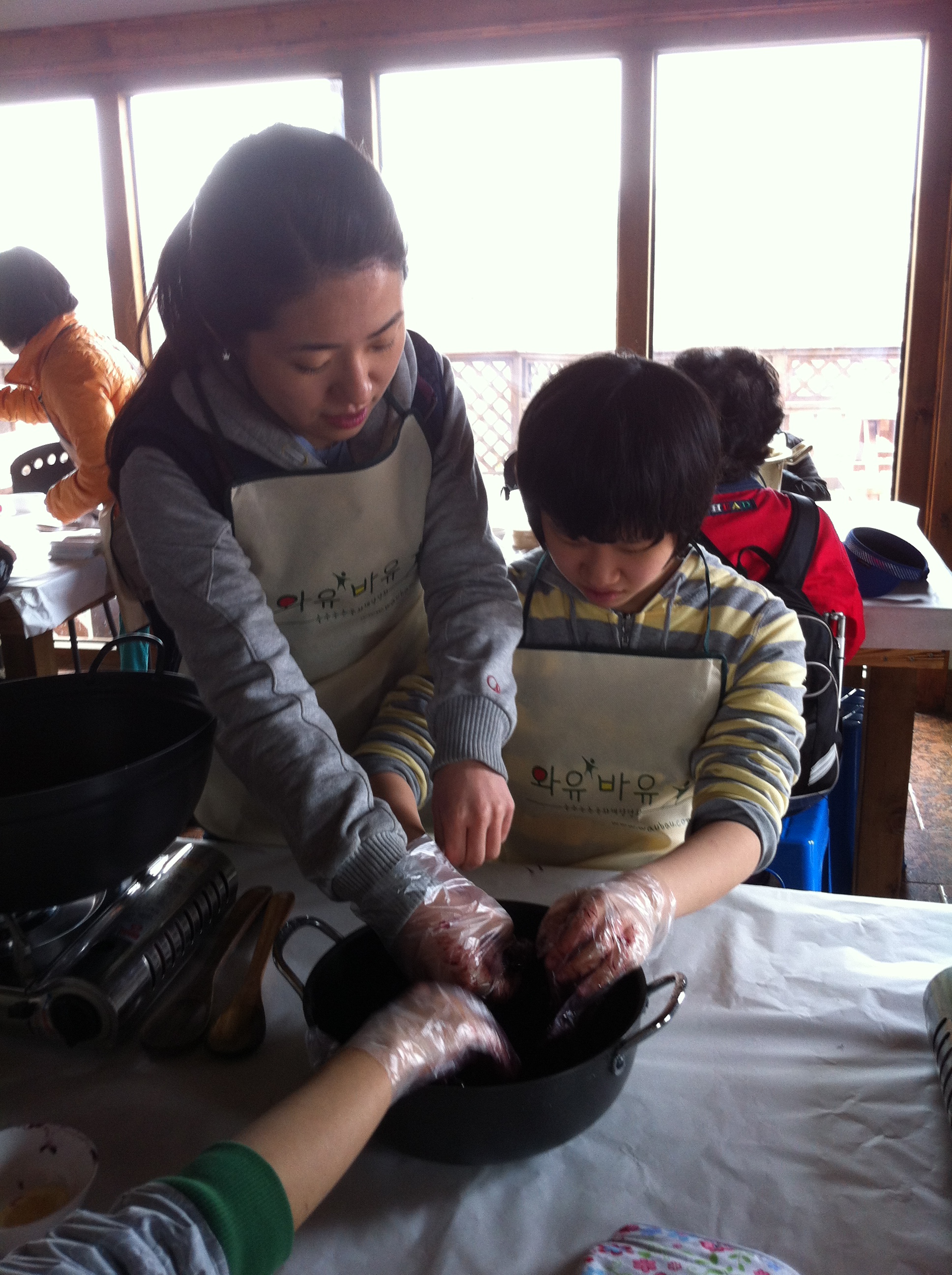 이지연선생님과 김현지가 맛있는 블루베리잼을 만들기 시작....