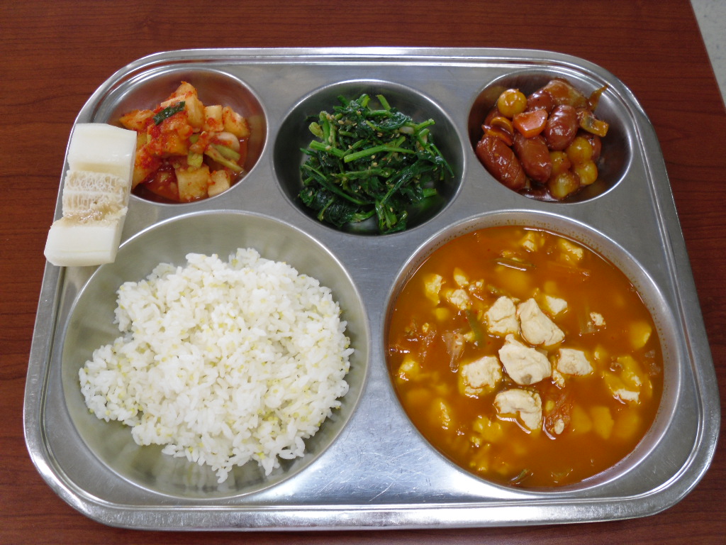 기장밥,순두부찌개,조랑떡비엔나볶음,취나물무침,깍두기,참외