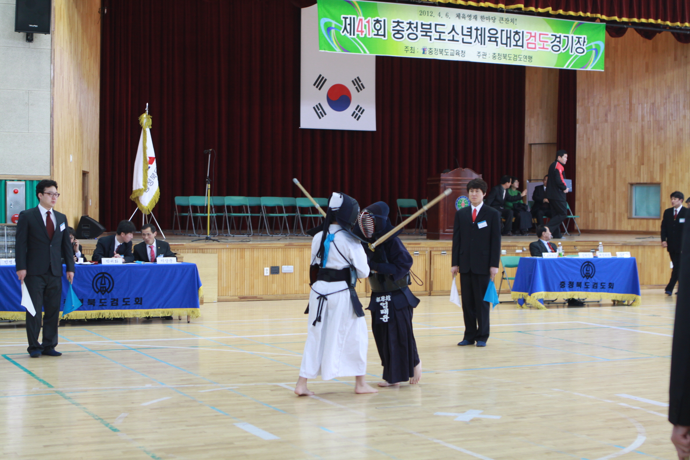 주장 엄태윤 선수 대치중