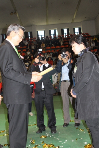 교육과학기술부장관상을 수상하는 김봉수 선생님
