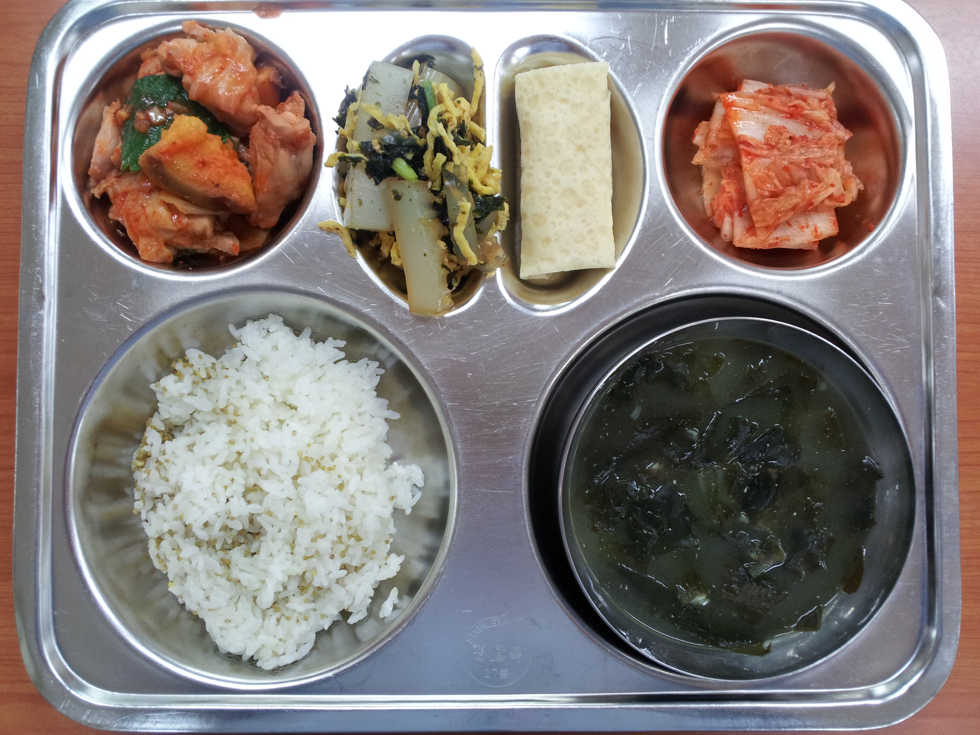 차조밥, 미역국, 닭갈비, 탕평채, 김치, 생크림후르츠샐러드