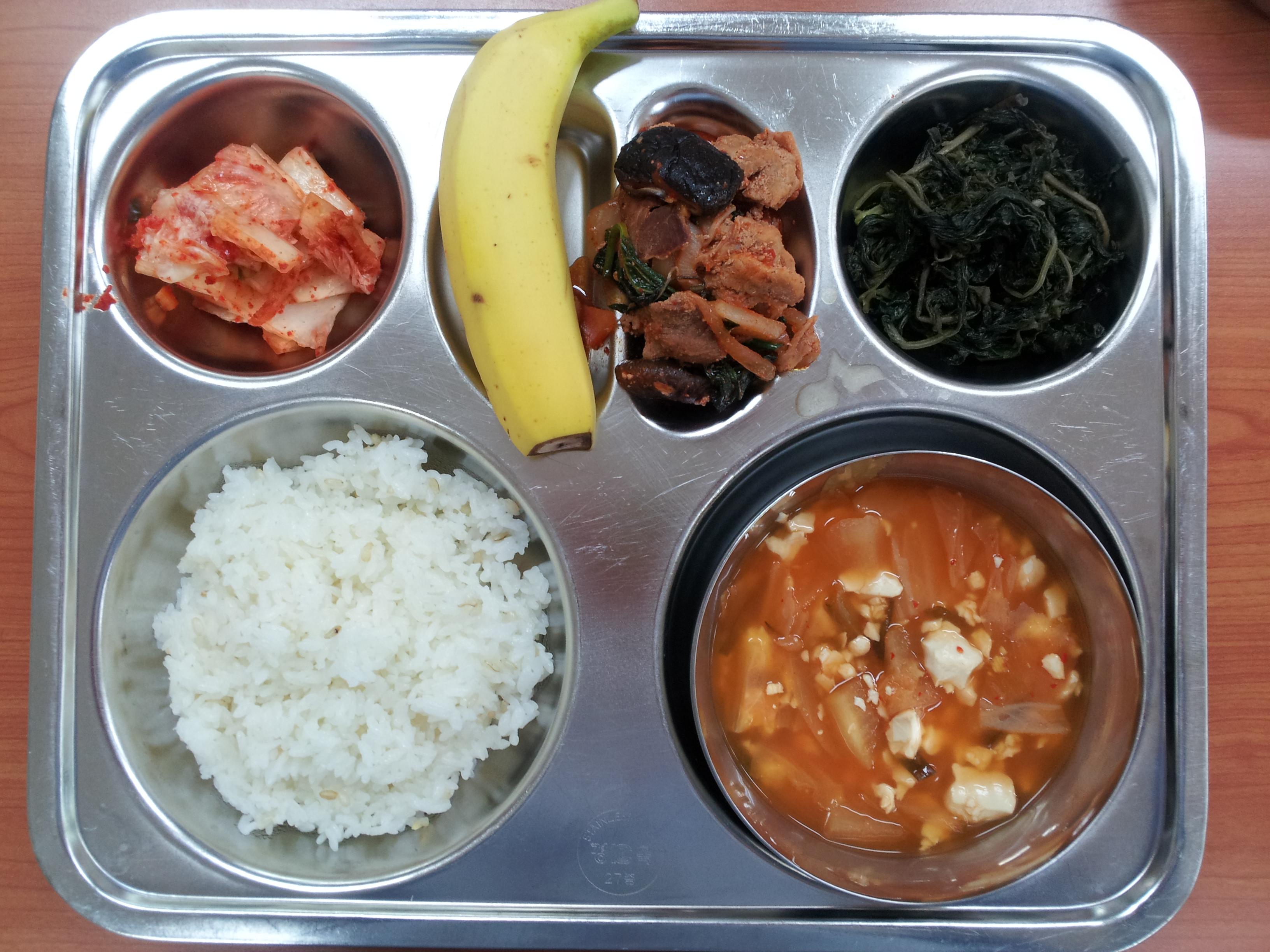 현미밥, 순두부찌개, 돈육간잘불고기, 깻순나물무침, 김치, 바나나