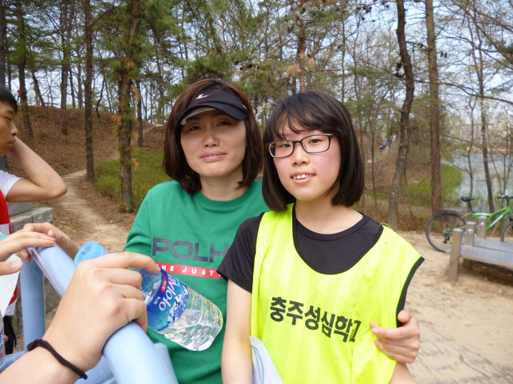 정은혜 1등으로 골인 후 성종옥 선생님과..찰칵!!