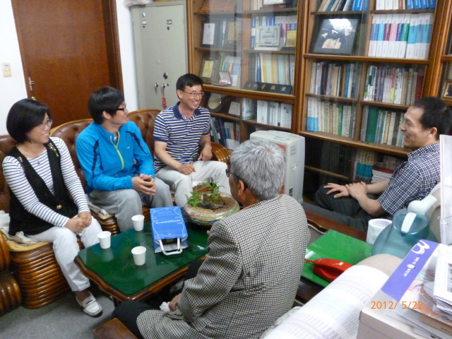 졸업생 김혁과 지도교수님 면담