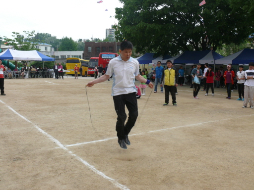 이호상 선생님이 줄넘기 이단뛰기하는 장면입니다