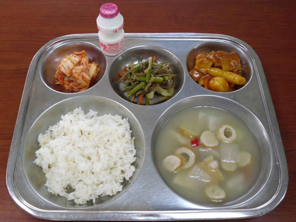 녹두찹쌀밥,풋고추어묵국,떡볶이,마늘쫑우엉채볶음,배추김치,앙퍙요구르트