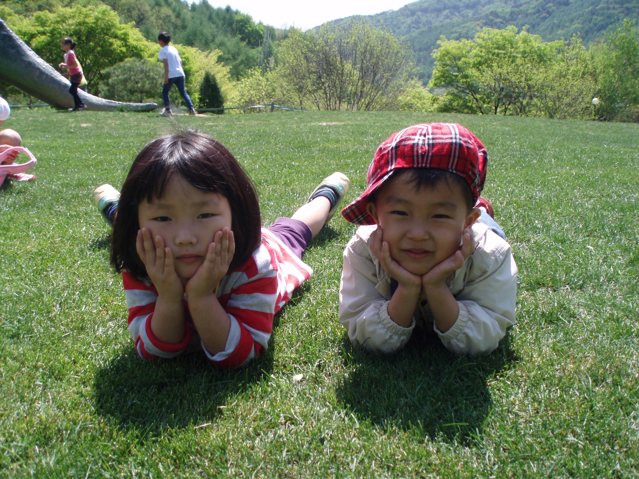 잔디밭에서 친구와 함께~