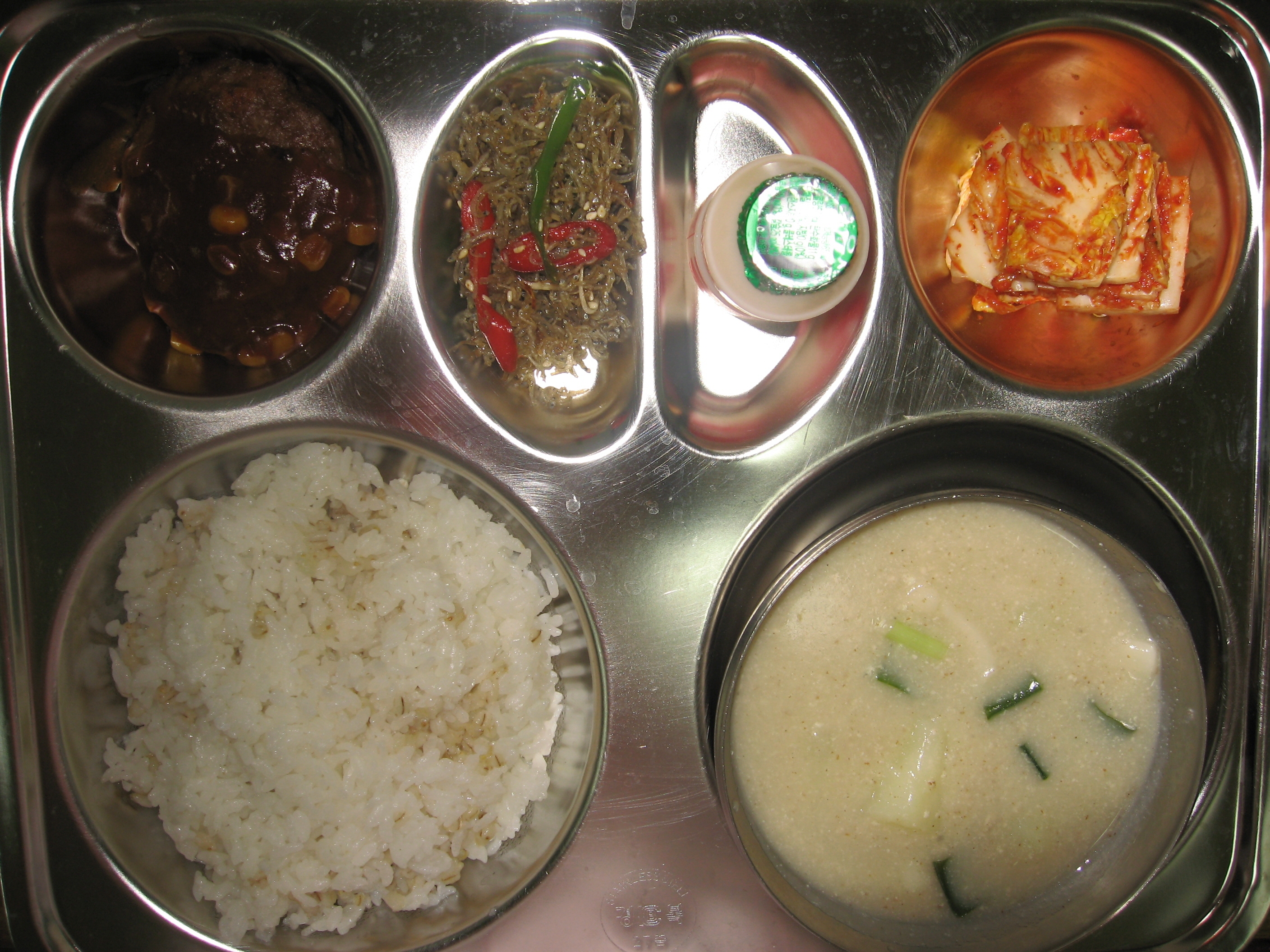 찰보리밥,들깨수제비.함박스테이크,멸치조림,배추김치,야쿠르트