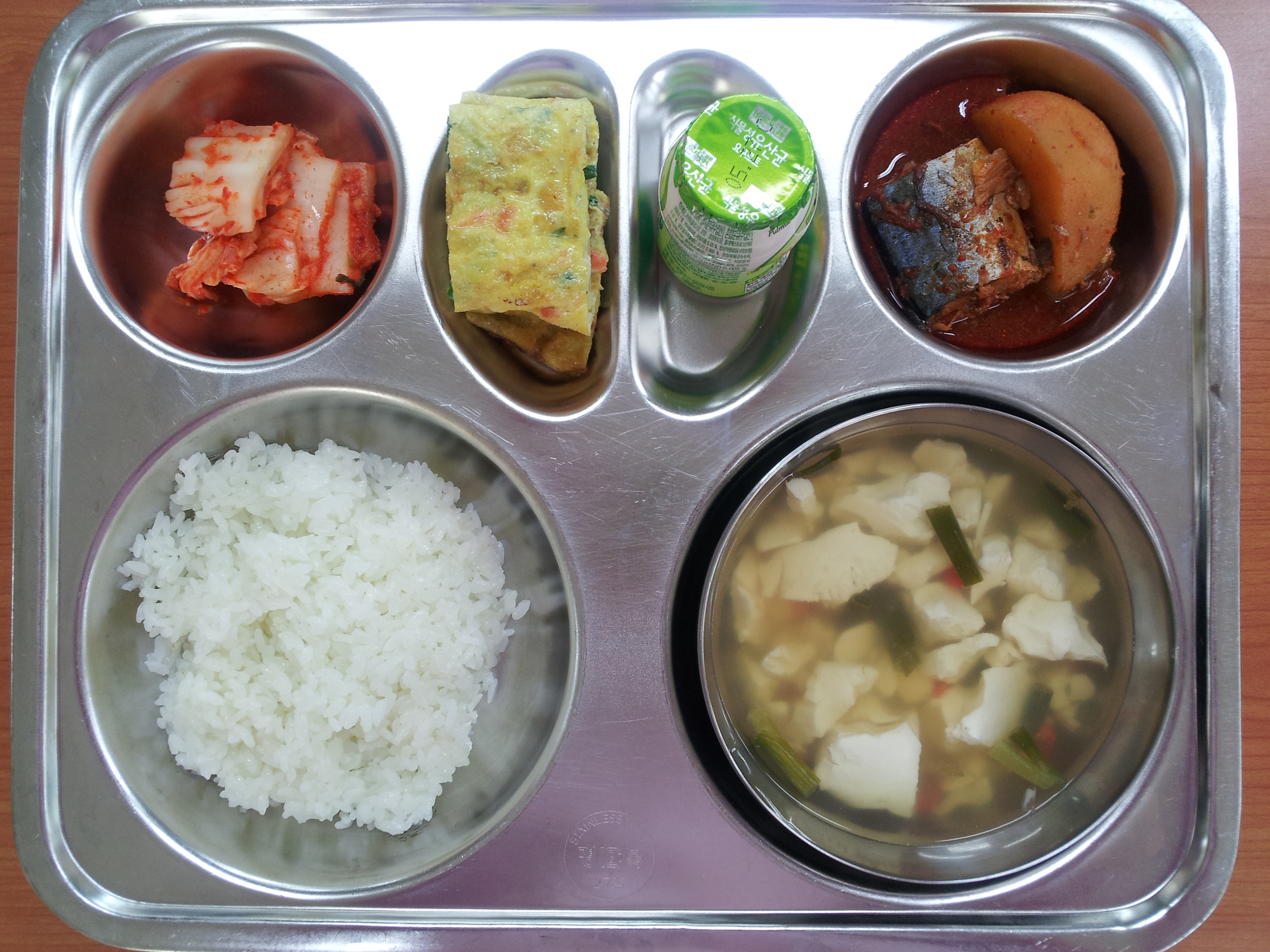 연잎쌀밥, 순두부백탕, 고등어무조림, 야채계란말이, 김치, 식물성유산균요구르트