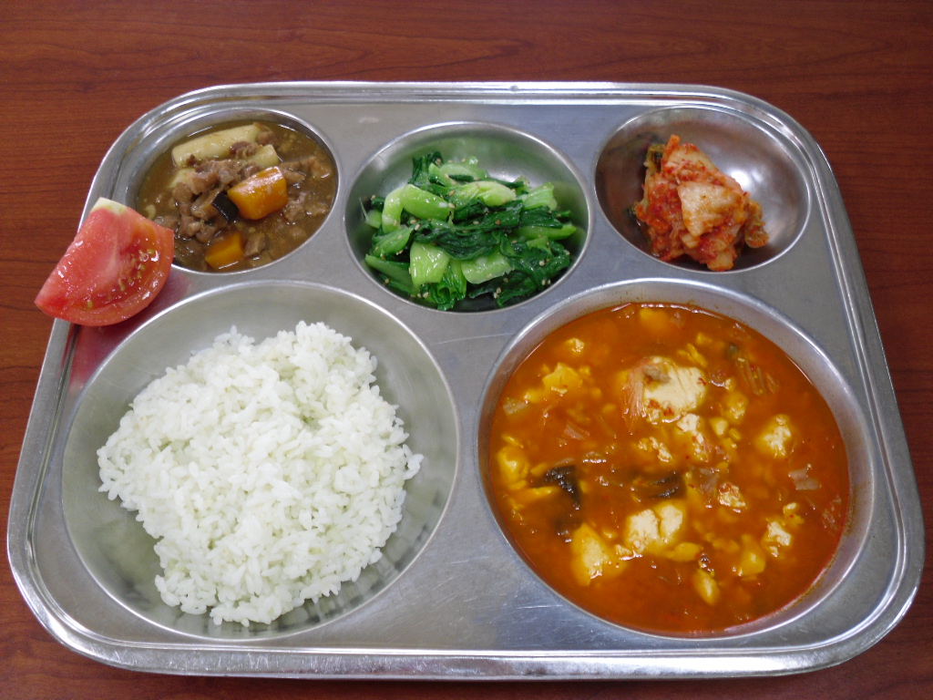 클로렐라쌀밥,순두부찌개,떡사태찜,청경채나물,배추김치,토마토/꿀