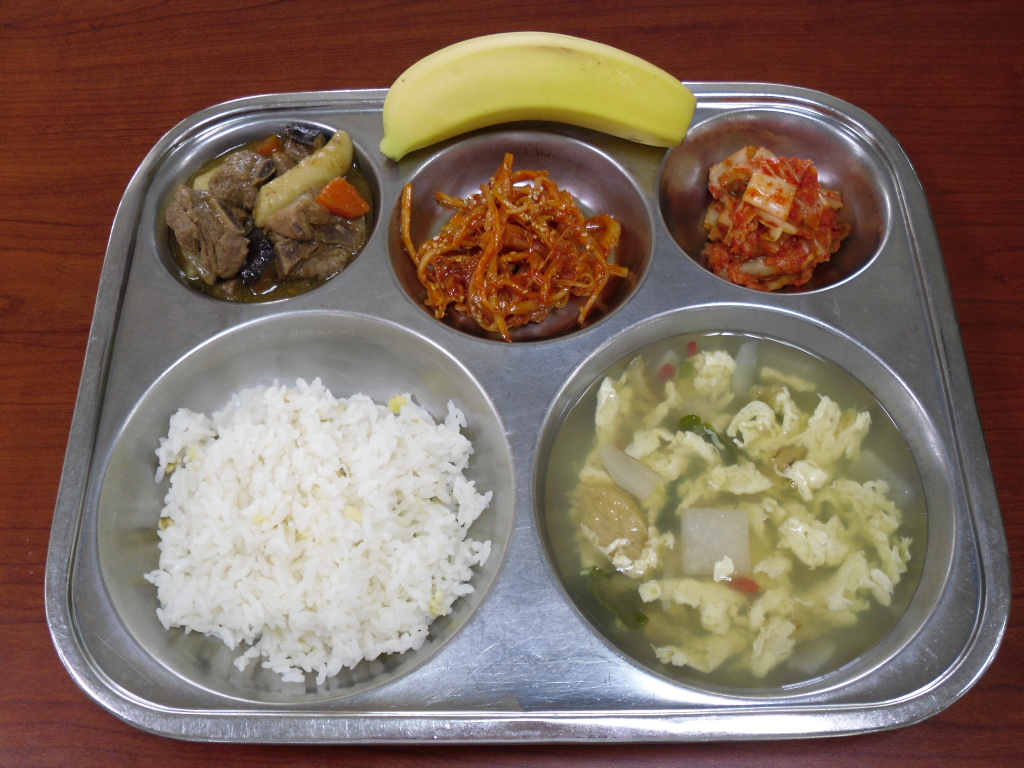 녹두찹쌀밥,맑은북어계란국,돼지갈비찜,진미채무침,배추김치,바나나