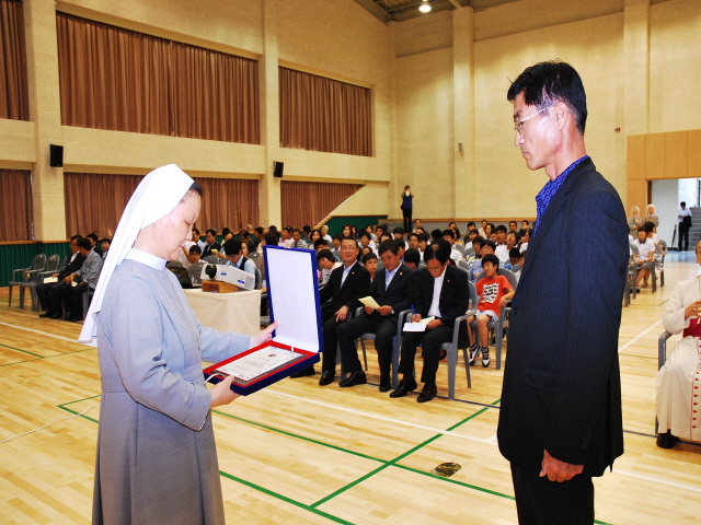 교장수녀님 감사패 수여