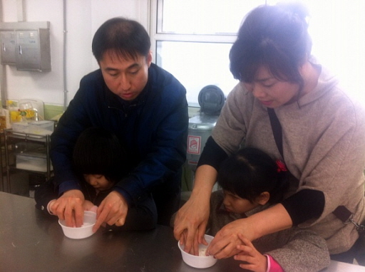 김유빈, 박재인 학생이 담임선생님과 즐겁게 제과제빵을 체험을 하고 있습니다