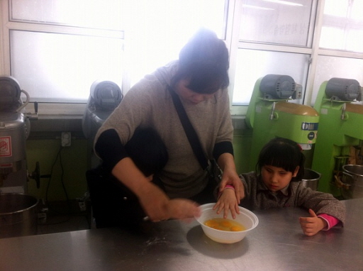 김유빈, 박재인 학생이 담임선생님과  즐겁게 제과제빵을 체험을 하고 있습니다