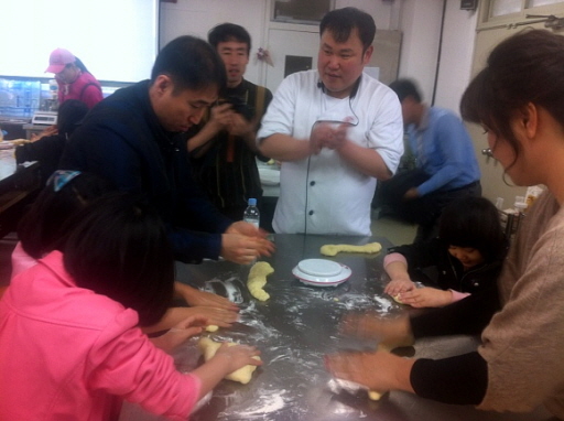 고태희, 김유빈 학생이 담임선생님과 즐겁게 제과제빵을 체험을 하고 있습니다