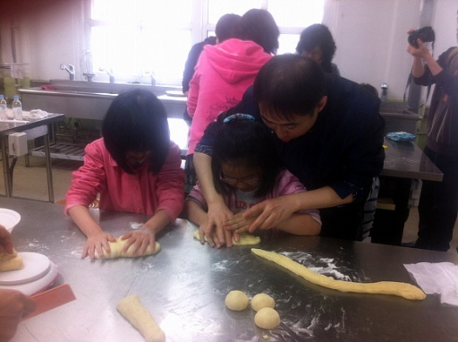 고태희, 차혜원 학생이 담임선생님과 즐겁게 제과제빵을 체험을 하고 있습니다