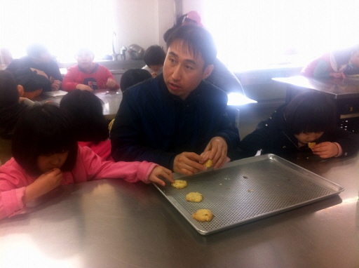 김유빈, 차혜원 학생이 담임선생님과 즐겁게 제과제빵을 체험을 하고 있습니다