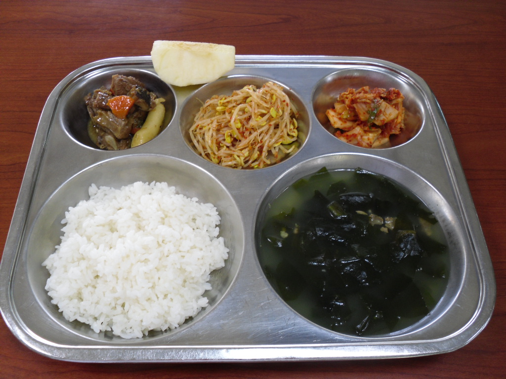 찹쌀밥, 한우미역국, 돼지갈비찜, 콩나물매운무침, 배추김치, 사과