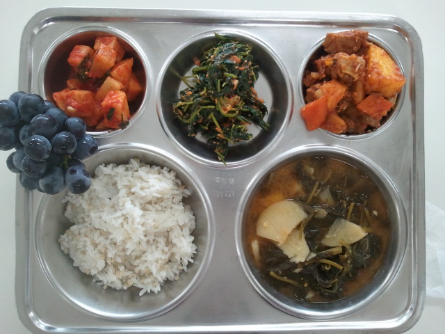 24일 보리밥,아욱된장국,매운돼지갈비조림,참나물된장무침,깍두기,수박