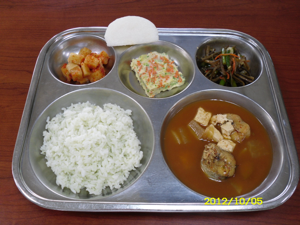 클로렐라쌀밥,동태찌개,브로콜리달걀고기찜,마늘쫑우엉채볶음,깍두기,배