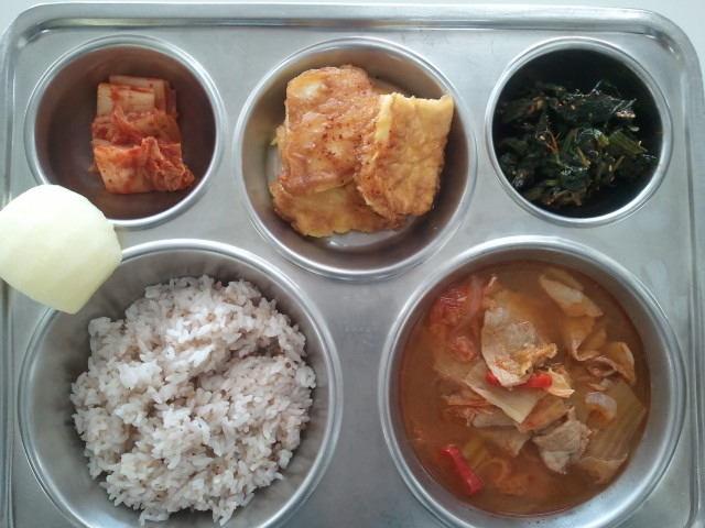 10/11 차수수밥.돈육김치찌개.시금치고추장무침.두부계란구이,배추김치.사과