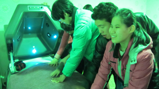 학생들이 안내에 따라 아쿠아기계를 체험하는 장면입니다.