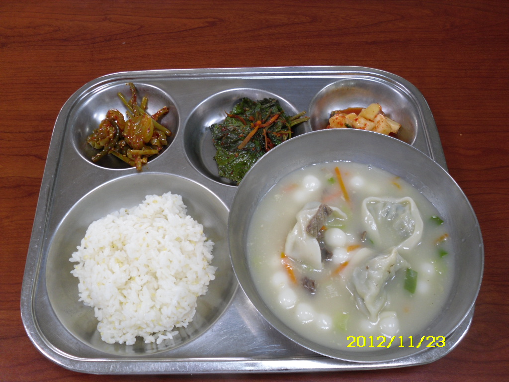 기장밥,조랑떡만두국,깻잎찜,마늘쫑오이지무침,깍두기,귤