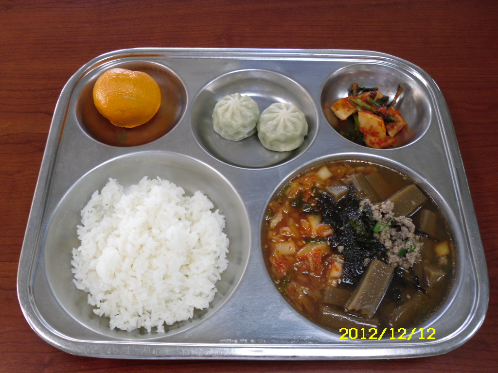 도토리묵밥,총각김치,찐만두,귤