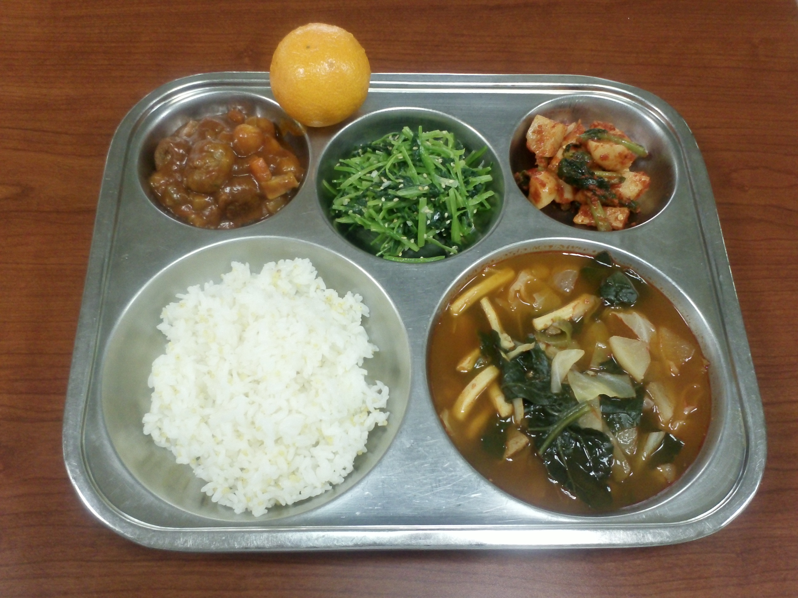 기장밥,짬뽕국,폭찹,참나물무침,총각김치,귤